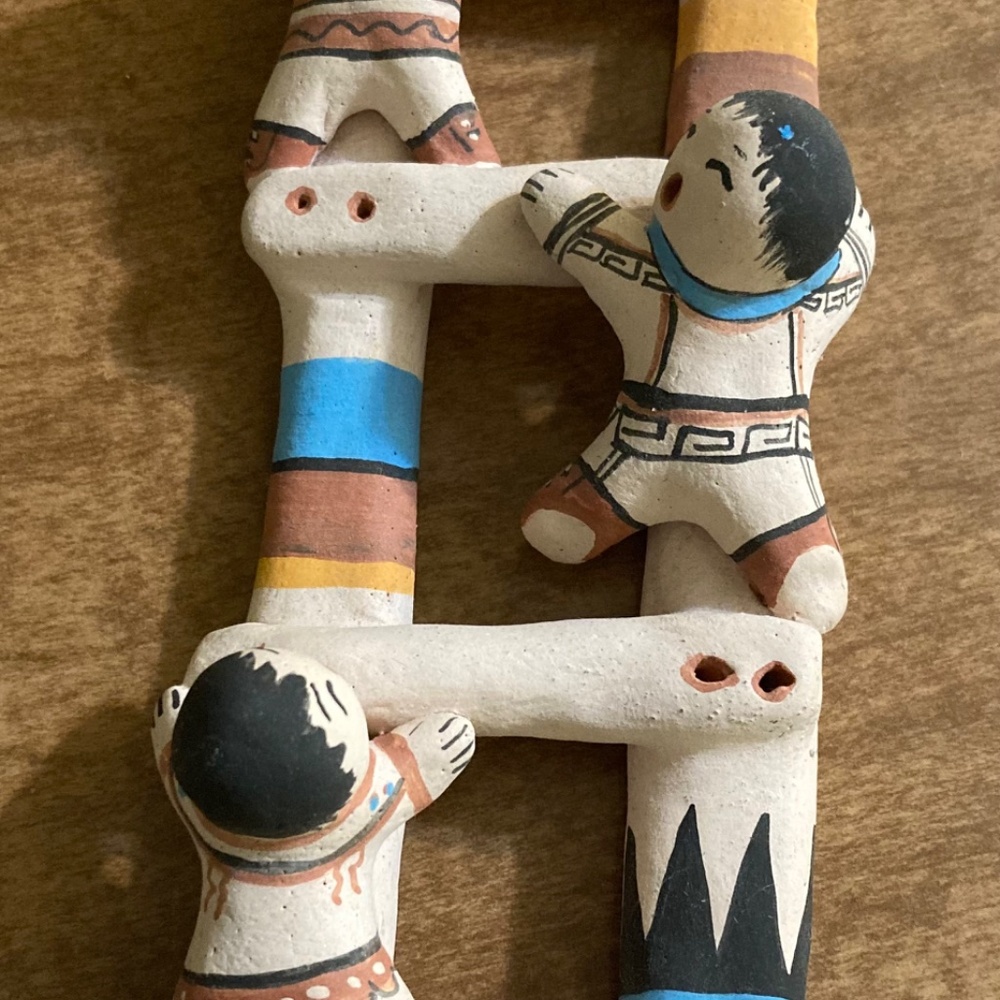 Signed storyteller Native American pottery piece - Picture 3 of 5